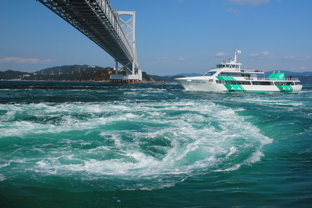 与义大利的墨西拿海峡与加拿大胡安德富卡海峡并称世界三大漩涡.